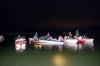 "Die lange Nacht an der Fischach" mit der 2. Seekirchner Fischachmeisterschaft am 01.08.2015; Bootskonvoi vom Stadthafen zum Strandbad  
Foto und Copyright: Moser Albert, Fotograf, 5201 Seekirchen, Weinbergstiege 1, Tel.: 0043-676-7550526 mailto:albert.moser@sbg.at  www.moser.zenfolio.com