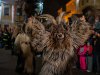 Perchtenlauf in Mondsee am 01.12.2024;  
Passen aus dem MondSeeLand und der Umgebung mit insgesamt ca. 150 Perchten versammeln sich im Ortszentrum und zeigen ihre meist handgeschnitzten Perchtenmasken.  
Foto und Copyright: Moser Albert, Fotograf, 5201 Seekirchen, Weinbergstiege 1, Tel.: 0043-676-7550526  albert.moser@sbg.at  www.moser.zenfolio.com