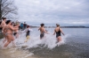 7. Silvesterschwimmen im Strandbad in Seeham am 31.12.2017; 41 Teilnehmer, 7 Damen und 31 MÃ¤nner und 3 Kinder  
Foto und Copyright: Moser Albert, Fotograf, 5201 Seekirchen, Weinbergstiege 1, Tel.: 0043-676-7550526 mailto:albert.moser@sbg.at  www.moser.zenfolio.com