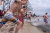 7. Silvesterschwimmen im Strandbad in Seeham am 31.12.2017; 41 Teilnehmer, 7 Damen und 31 MÃ¤nner und 3 Kinder  
Foto und Copyright: Moser Albert, Fotograf, 5201 Seekirchen, Weinbergstiege 1, Tel.: 0043-676-7550526 mailto:albert.moser@sbg.at  www.moser.zenfolio.com